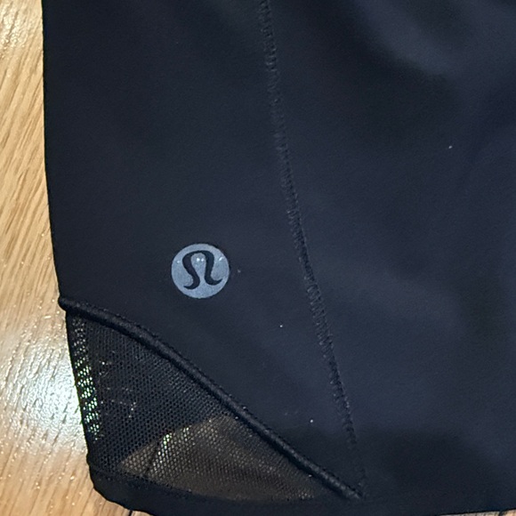 Lululemon 2.5” Hotty Hot Women’s Black Shorts - 2 - Picture 2 of 5